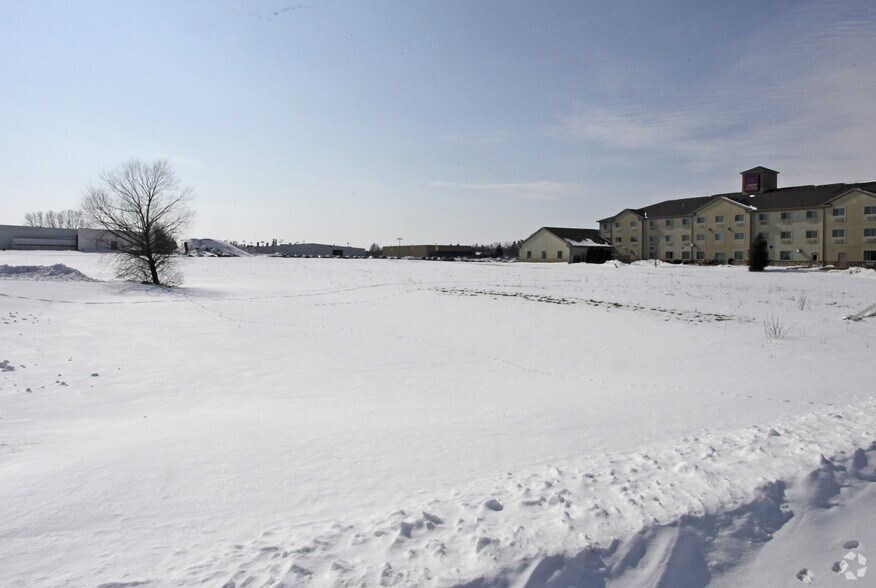 Hobbs Dr, Delavan, WI à vendre - Photo du bâtiment - Image 2 de 2