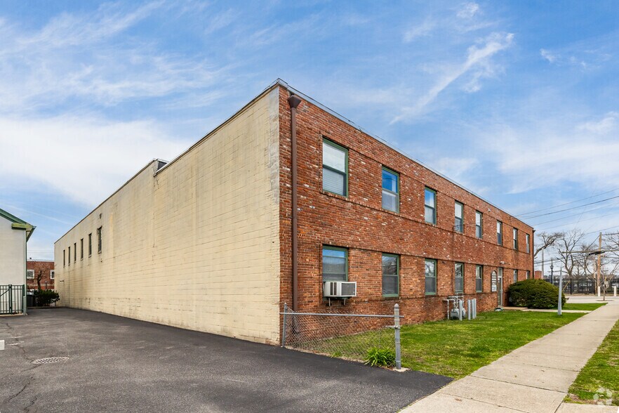 69 Hamilton Ave, Oyster Bay, NY à vendre - Photo principale - Image 1 de 7