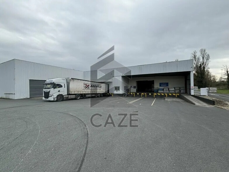 Industrial in Carbon-Blanc for lease - Building Photo - Image 1 of 9