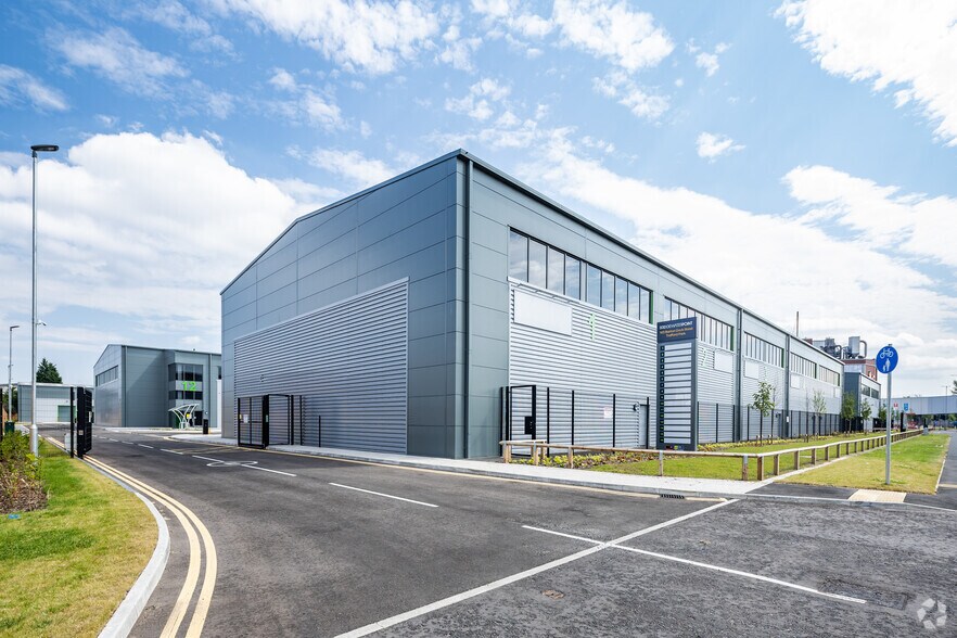 103 Barton Dock Rd, Manchester à louer - Photo du bâtiment - Image 3 de 7