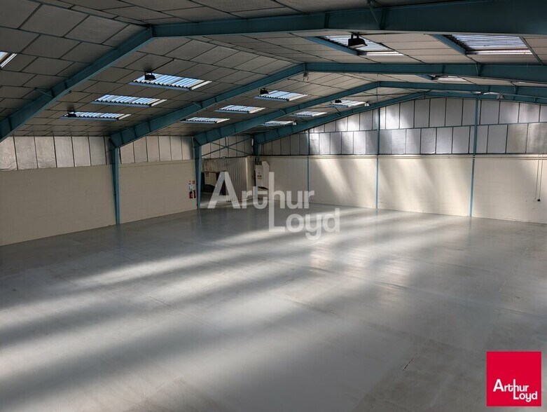 Industrial in Rennes for lease - Interior Photo - Image 2 of 6