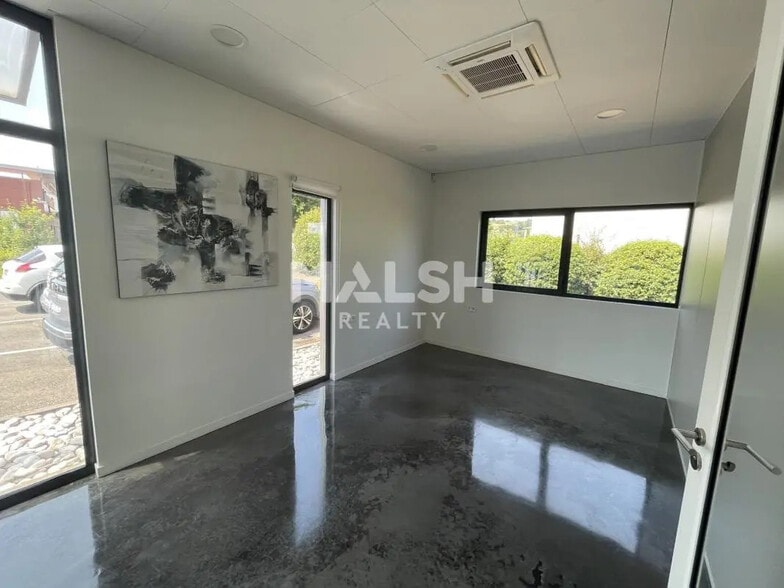 Office in CHAZAY-D'AZERGUES for lease - Interior Photo - Image 3 of 16