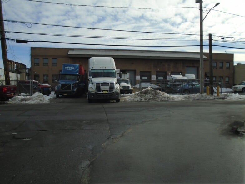 220 Lawrence Ave, Lawrence, NY for lease - Building Photo - Image 3 of 6