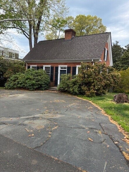 1147 Rose Hill Dr, Charlottesville, VA à vendre - Photo du bâtiment - Image 2 de 14