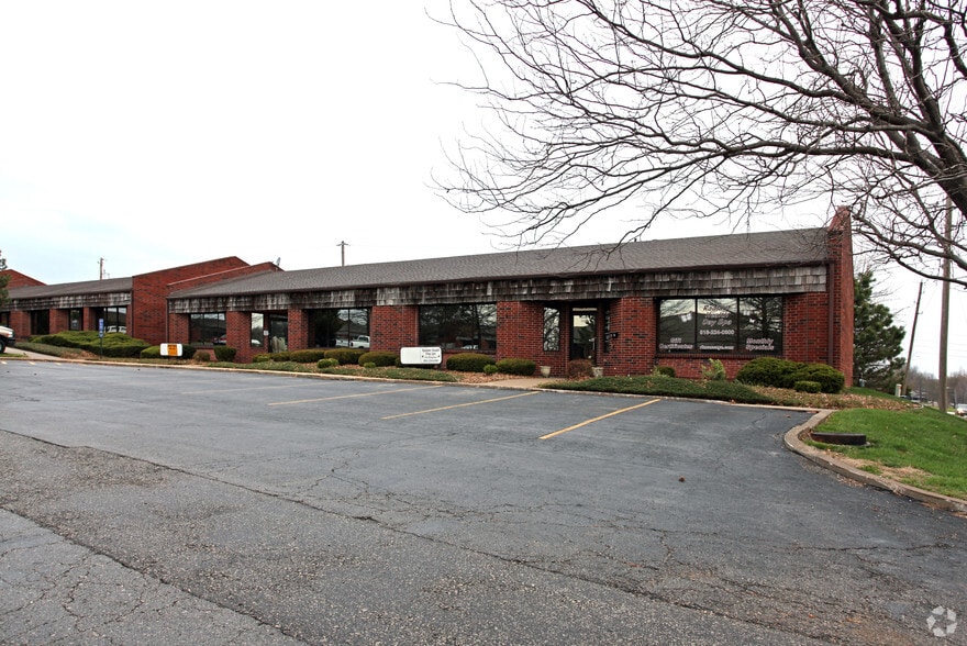 1980-1986 NW Copper Oaks Cir, Blue Springs, MO for sale - Primary Photo - Image 1 of 22