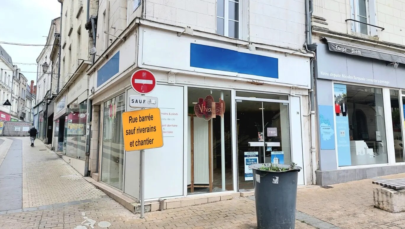 Commerce de détail dans Antran à louer Photo du bâtiment- Image 1 de 5