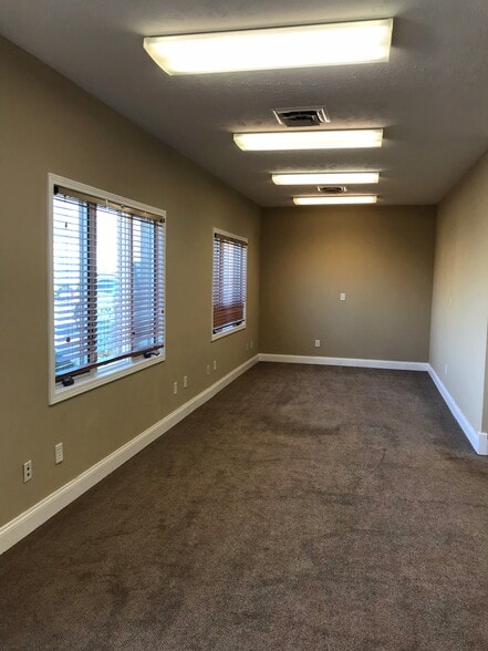 1012 Ekstam Dr, Bloomington, IL for lease - Interior Photo - Image 2 of 8