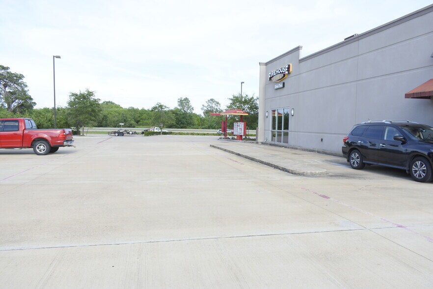 253 N Bypass 35, Alvin, TX à louer - Photo du bâtiment - Image 3 de 18