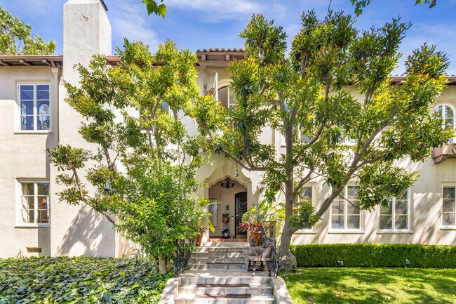 More details for 366 N Sycamore Ave, Los Angeles, CA - Multifamily for Sale