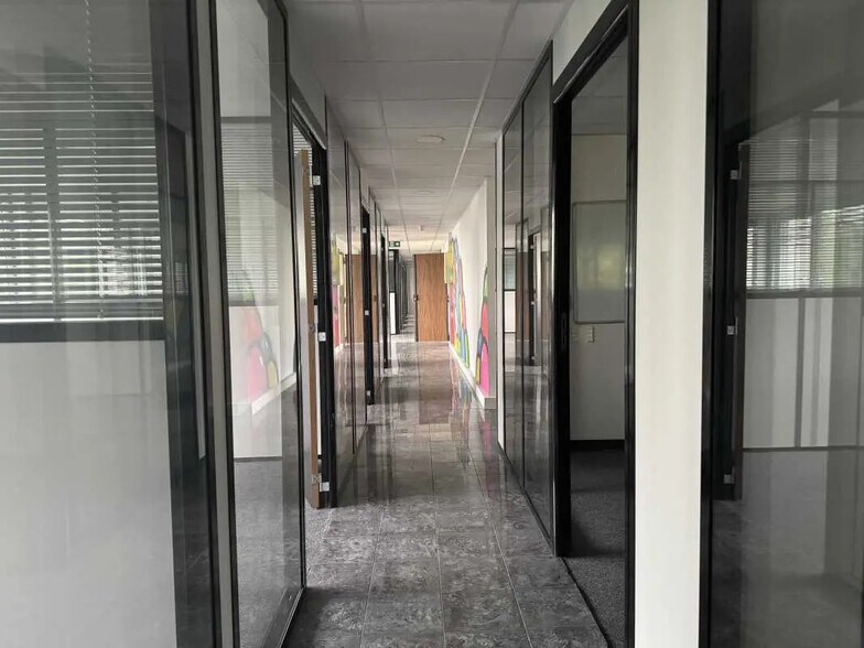 Office in Villeurbanne for lease - Interior Photo - Image 2 of 12