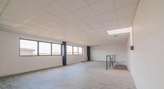 Flex in Cormeilles-en-Parisis for lease - Interior Photo - Image 3 of 5