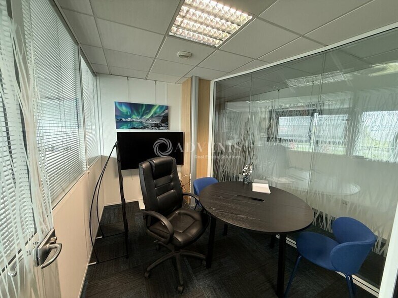 Office in Magny-le-Hongre for lease - Interior Photo - Image 3 of 9