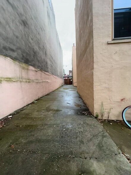 321 Milford St, Brooklyn, NY à vendre - Vidéo sur l’inscription commerciale - Image 2 de 45