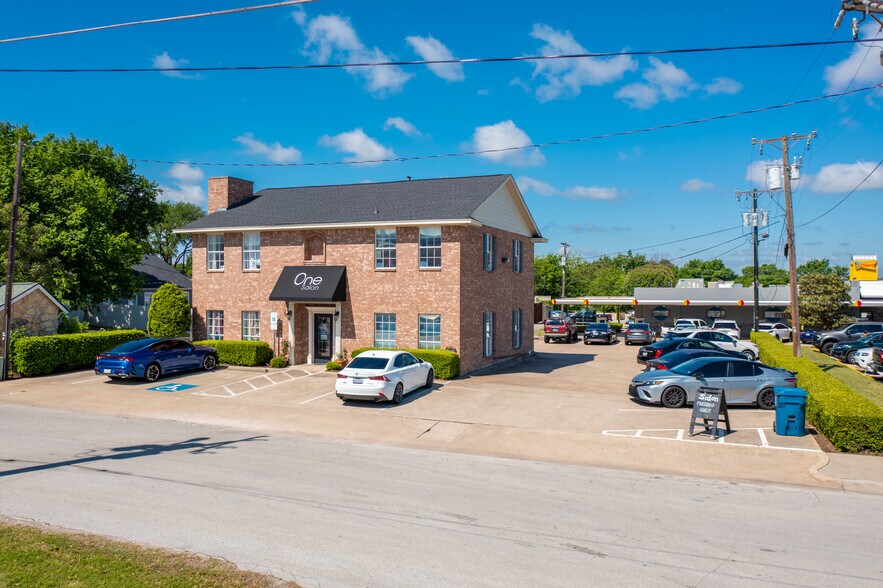 110 S Barton Ave, Grapevine, TX à vendre - Photo du bâtiment - Image 2 de 10