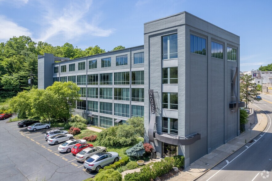 2055 Reading Rd, Cincinnati, OH à louer - Photo principale - Image 1 de 30