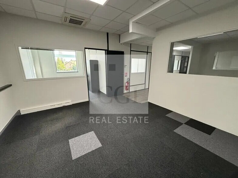 Office in Corbas for lease - Interior Photo - Image 3 of 12