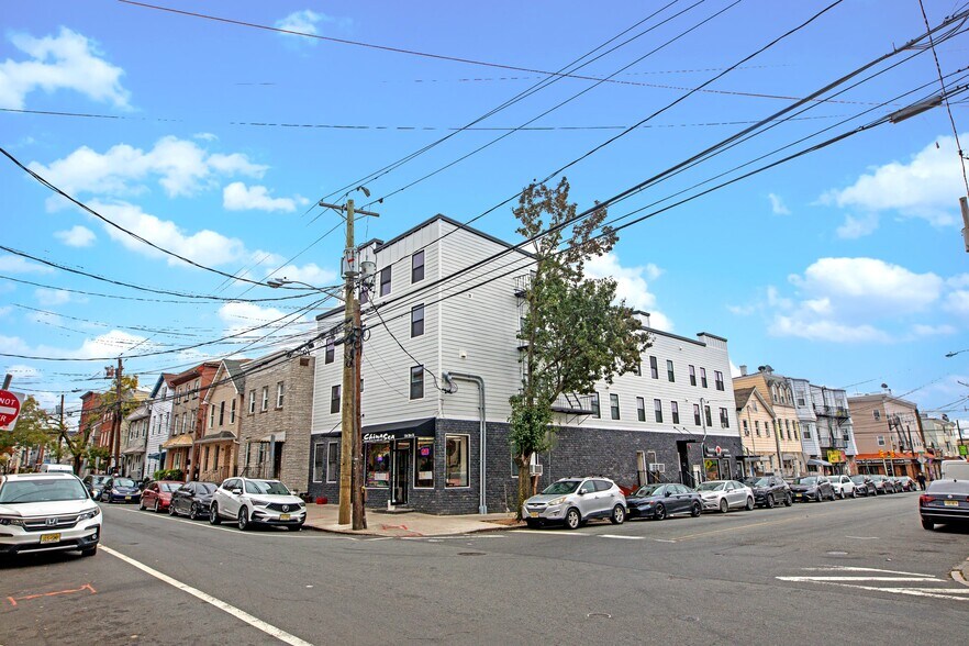 136 Elm St, Newark, NJ à vendre - Photo du bâtiment - Image 1 de 6