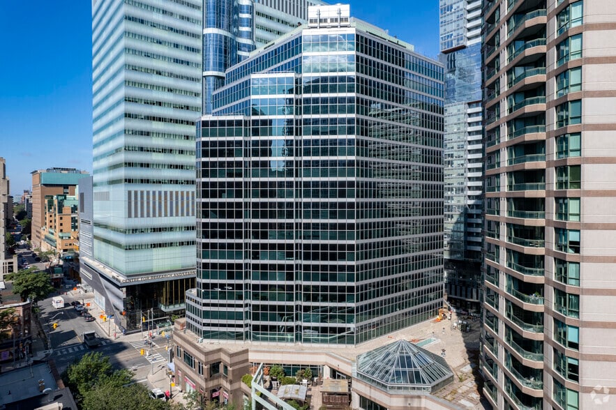 655 Bay St, Toronto, ON à louer - Photo du bâtiment - Image 3 de 5