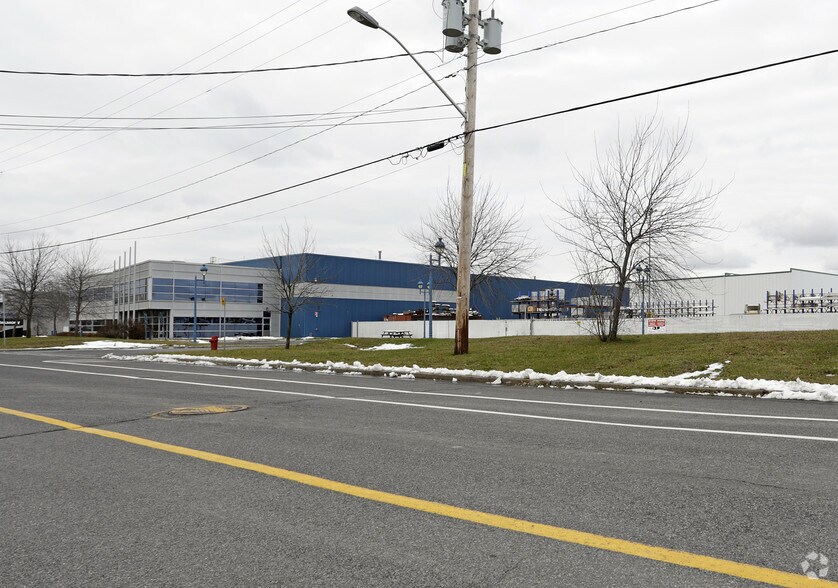 2250 Rue Bombardier, Ste-Julie, QC à louer - Photo du bâtiment - Image 2 de 2