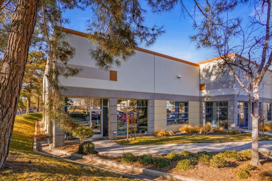 42913 Capital Dr, Lancaster, CA for lease - Building Photo - Image 1 of 21
