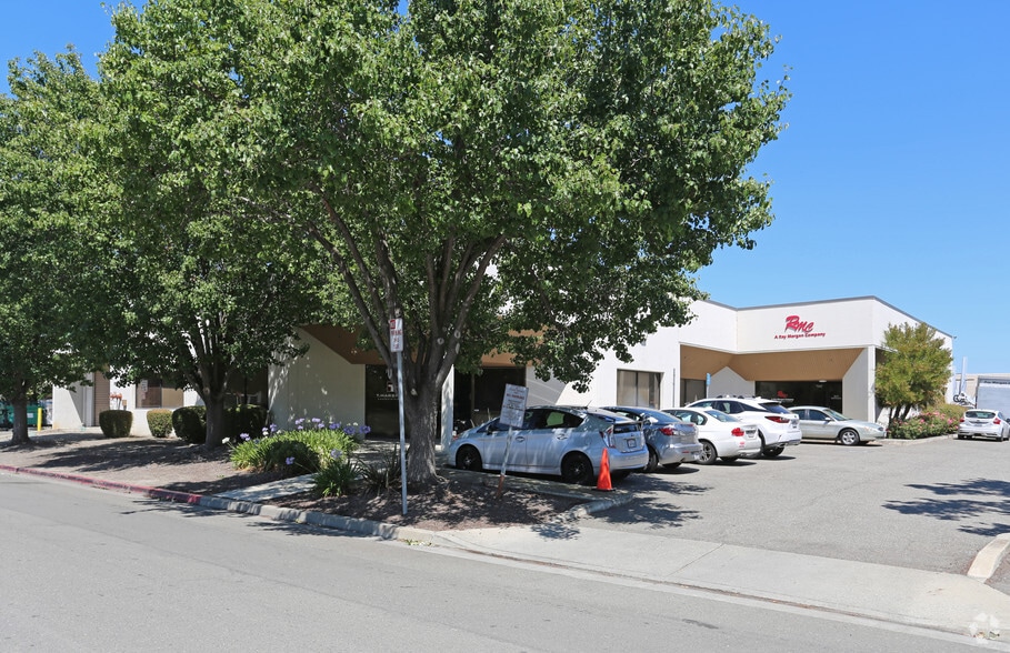 7042 Commerce Cir, Pleasanton, CA for lease - Primary Photo - Image 1 of 5
