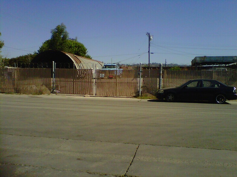 301 E 4th Ave, La Habra, CA à louer - Photo du bâtiment - Image 2 de 2