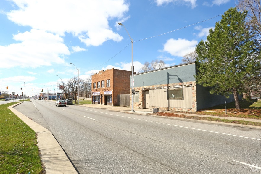 16539 Livernois Ave, Detroit, MI à louer - Photo du bâtiment - Image 2 de 4