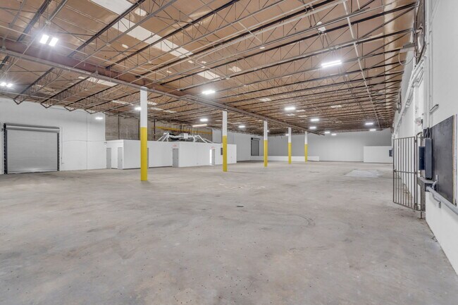 Plus de détails pour 325-337 W 75th Pl, Hialeah, FL - Industriel à louer