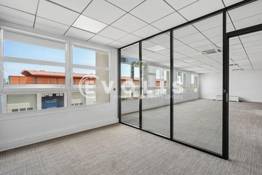 Office in Arcueil for lease - Interior Photo - Image 3 of 12
