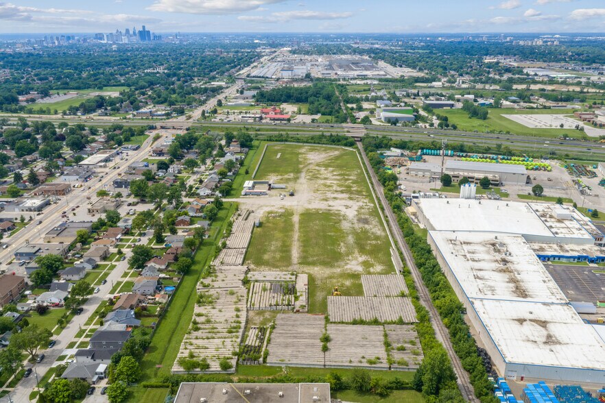 2445 Sydney Av, Windsor, ON for sale - Building Photo - Image 3 of 6