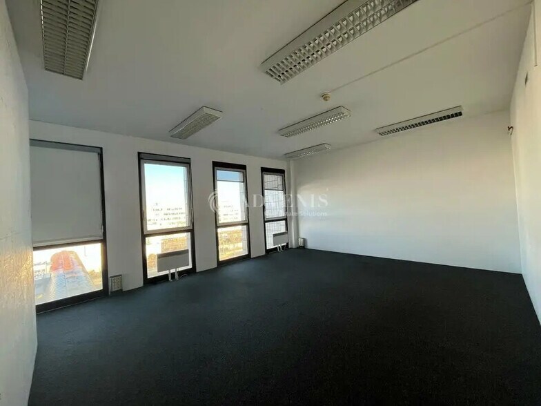 Bureau dans Montigny-le-Bretonneux à louer - Photo du bâtiment - Image 2 de 9