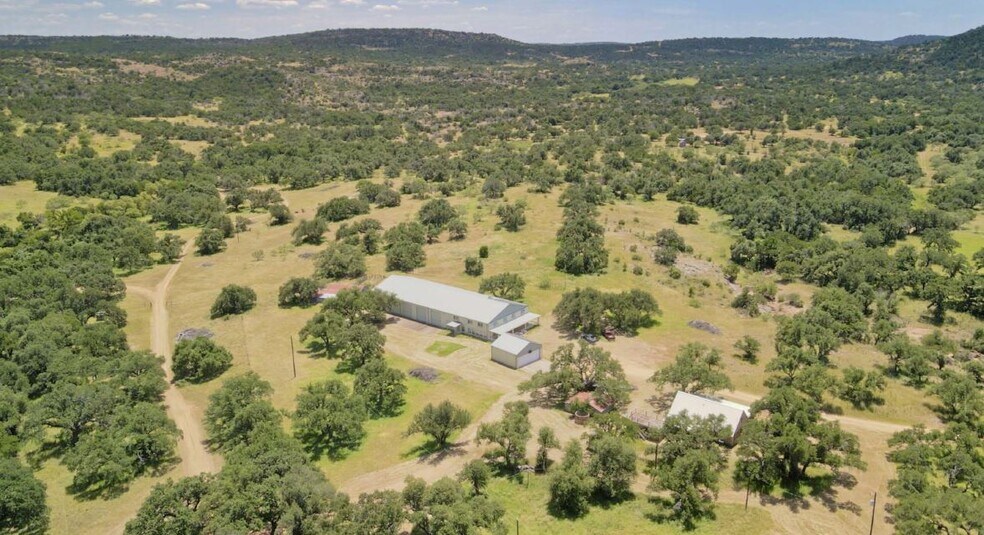 CH Ranch - Highway 16, Willow City, TX à vendre - Photo du bâtiment - Image 2 de 3