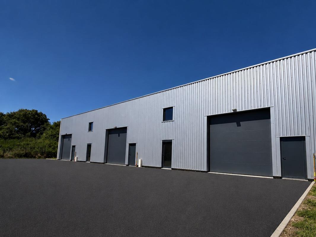 Flex in Mornant for lease Building Photo- Image 1 of 9