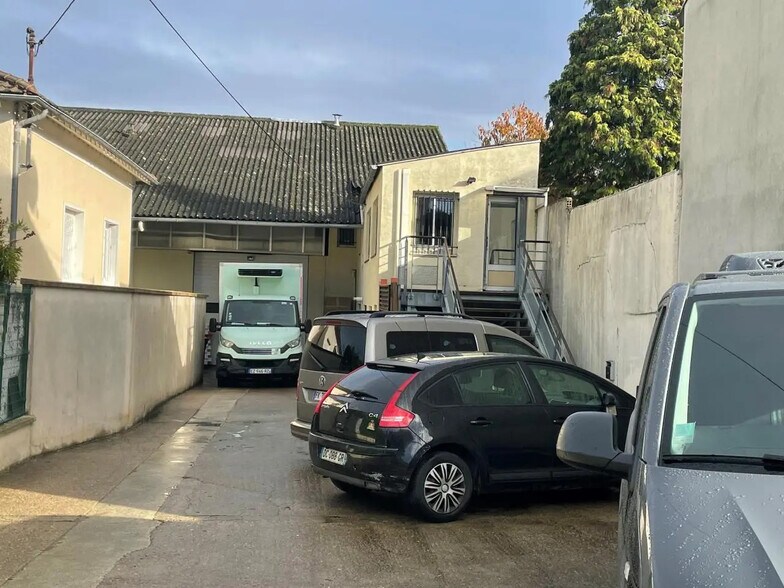 Flex in Villejuif for sale - Building Photo - Image 1 of 8