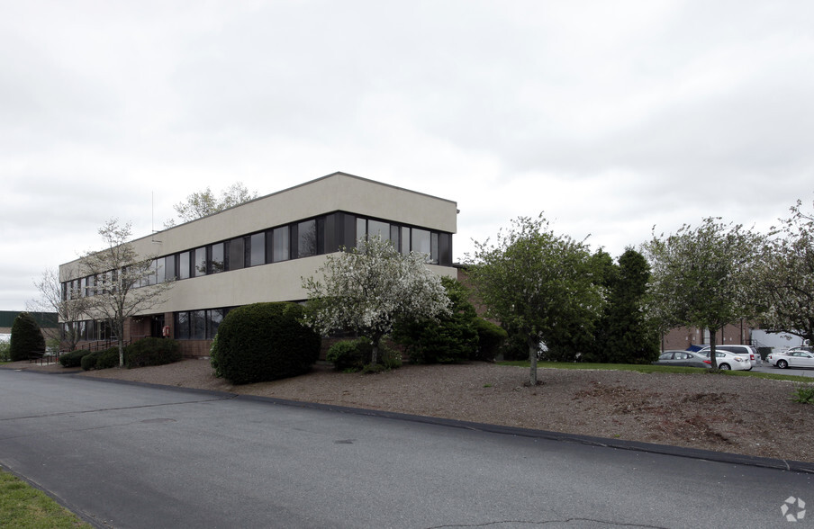 705 Myles Standish Blvd, Taunton, MA for lease - Primary Photo - Image 1 of 18