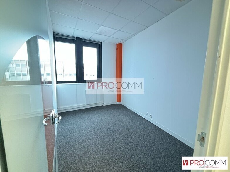 Office in Chartres for sale - Interior Photo - Image 2 of 11