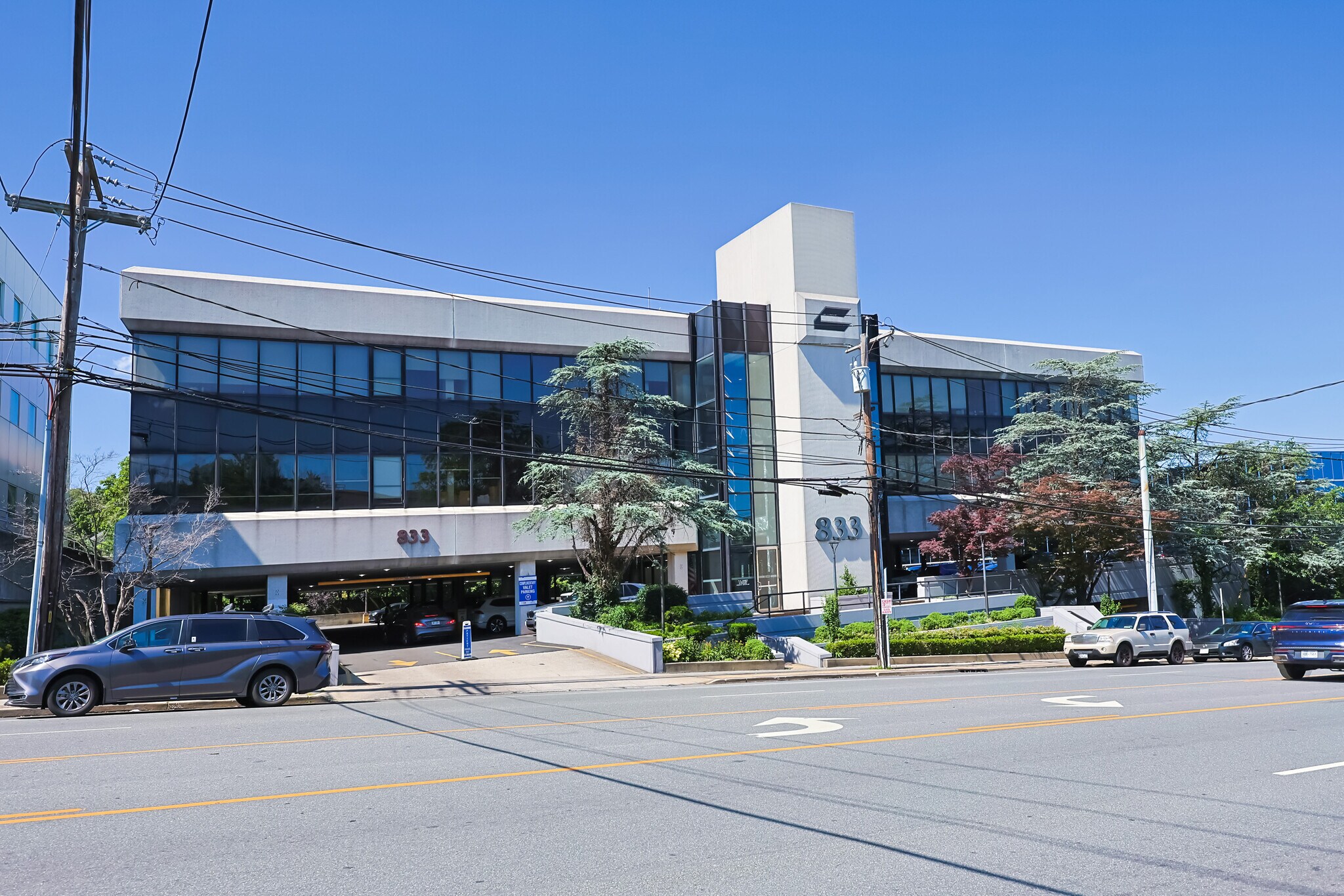 833 Northern Blvd, Great Neck, NY à louer Photo du bâtiment- Image 1 de 18