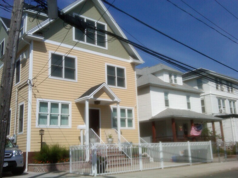 175 Beach 113th St, Rockaway Park, NY à vendre - Photo du bâtiment - Image 2 de 24