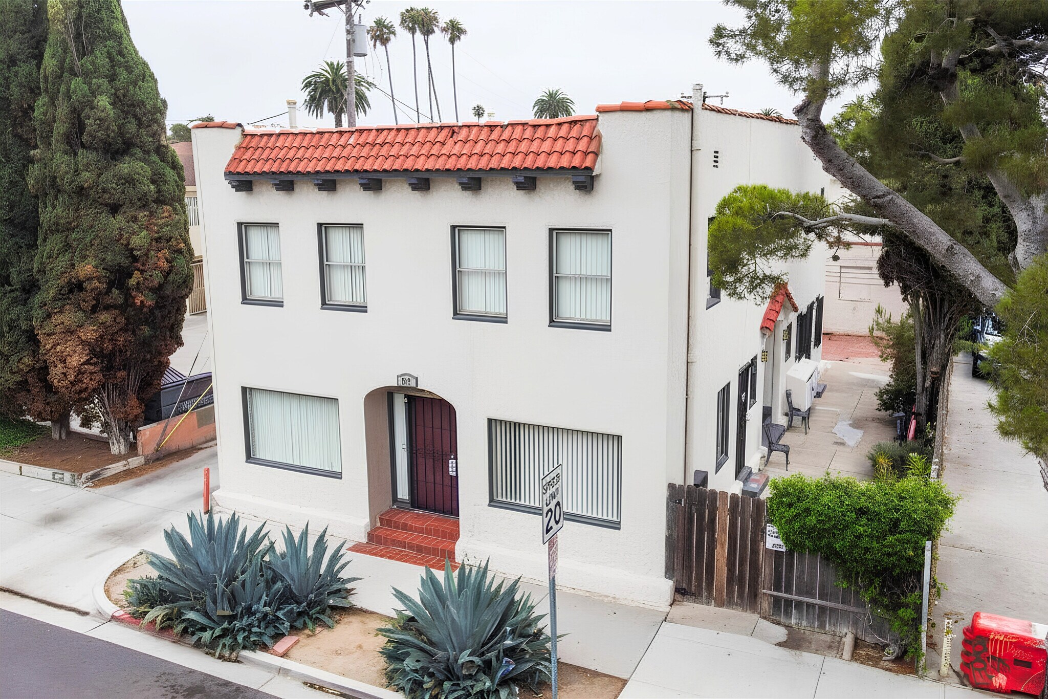 679 Obispo Ave, Long Beach, CA à vendre Photo du bâtiment- Image 1 de 37