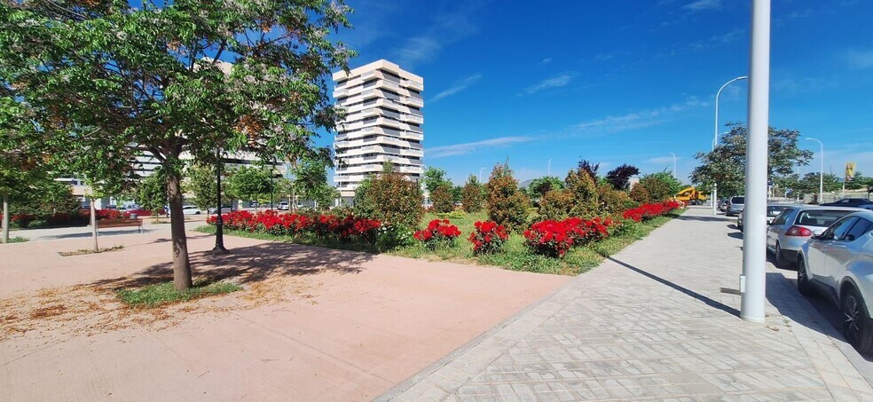 Retail in Granada for lease - Building Photo - Image 3 of 13