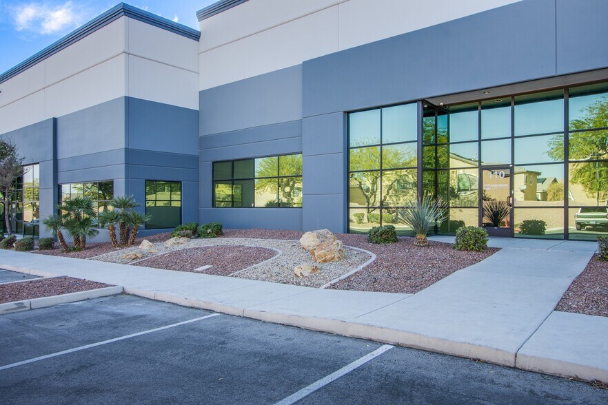 570 W Cheyenne Ave, North Las Vegas, NV à louer - Photo du bâtiment - Image 2 de 16