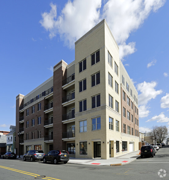 186-194 Broadway, Bayonne, NJ à vendre - Photo principale - Image 1 de 1