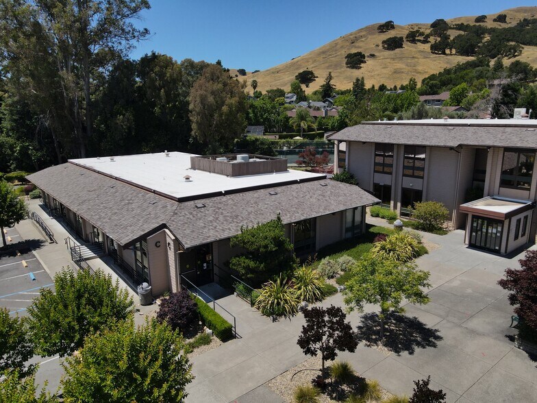 97 San Marin Dr, Novato, CA à louer - Photo du bâtiment - Image 1 de 9
