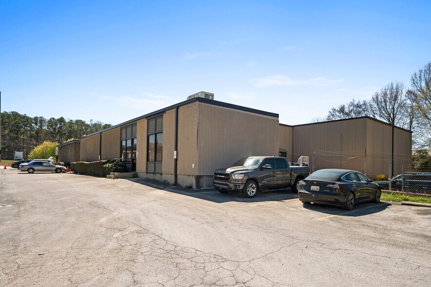 1421 Robinwood Cir, Birmingham, AL à vendre - Photo du bâtiment - Image 2 de 16