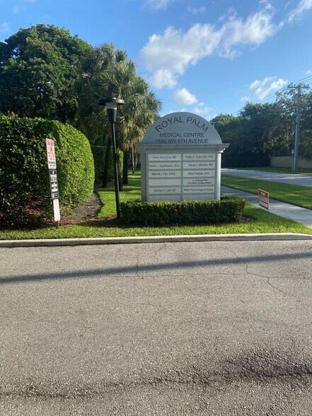 1599 NW 9th Ave, Boca Raton, FL à louer - Photo du bâtiment - Image 2 de 4