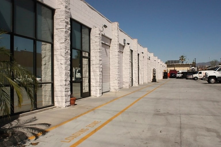 14701 Arminta St, Panorama City, CA à louer - Photo du bâtiment - Image 3 de 4
