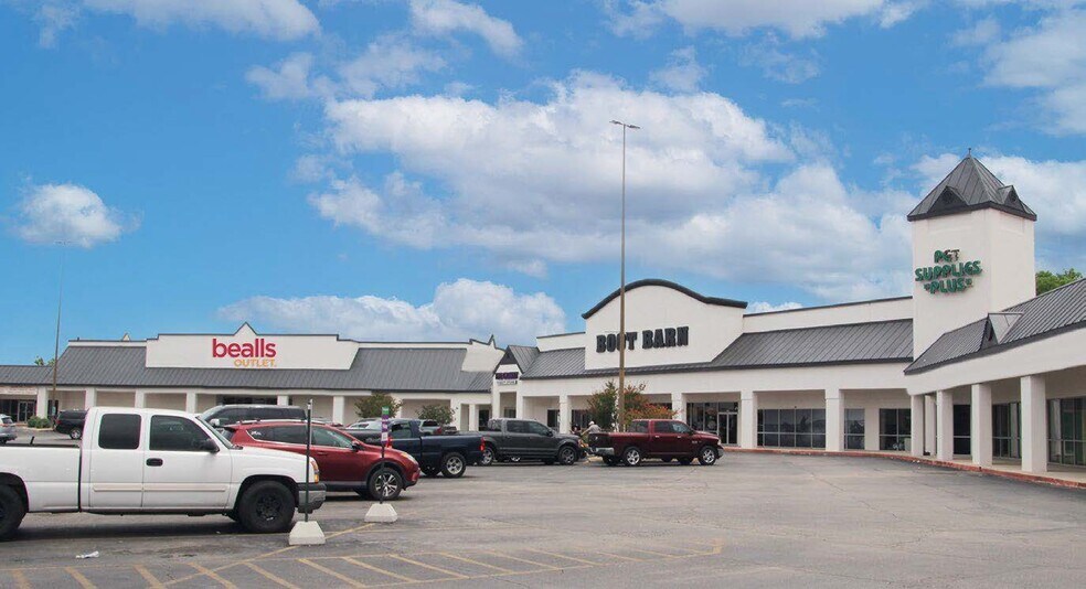 1500 E Court St, Seguin, TX à louer - Photo du bâtiment - Image 1 de 5