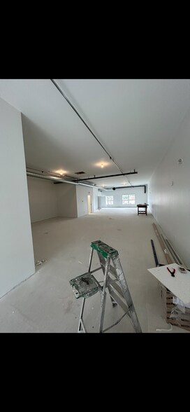 5075 E University Ave, Pleasant Hill, IA à louer - Photo intérieure - Image 3 de 11