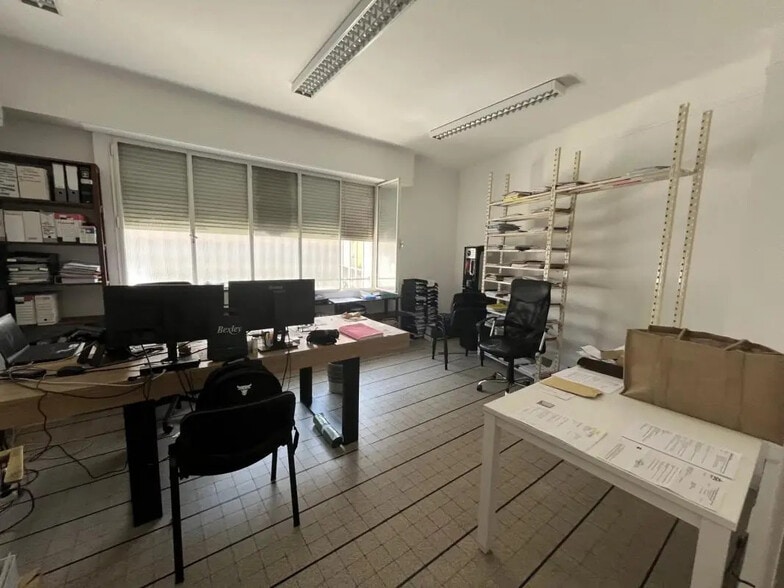 Retail in Nice for lease - Interior Photo - Image 3 of 7