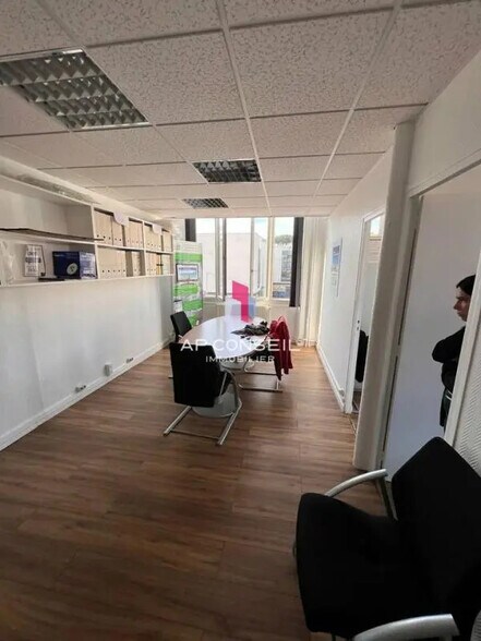 Office in Versailles for lease - Interior Photo - Image 3 of 4